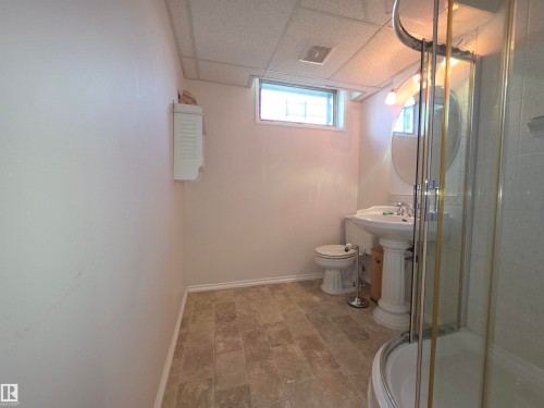 3822 114 Avenue Nw, Edmonton, AB - Indoor Photo Showing Bathroom