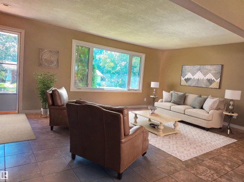 3822 114 Avenue Nw, Edmonton, AB - Indoor Photo Showing Living Room
