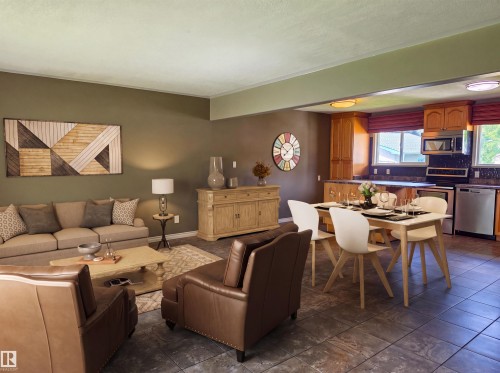 3822 114 Avenue Nw, Edmonton, AB - Indoor Photo Showing Living Room