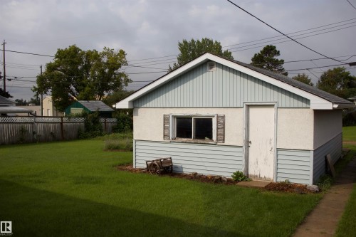 Charming cottage-style home featuring horizontal siding exterior, pitched gable roof with metal trim, and picture windows - 4946 47 Street, Barrhead, AB - Outdoor With Exterior