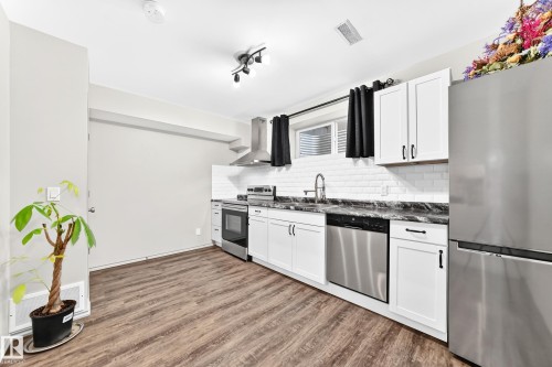 8314 180A Avenue Nw, Edmonton, AB - Indoor Photo Showing Kitchen With Stainless Steel Kitchen
