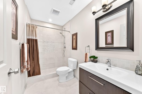 8314 180A Avenue Nw, Edmonton, AB - Indoor Photo Showing Bathroom