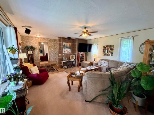 627 59201 Rr 95, Rural St. Paul County, AB - Indoor Photo Showing Living Room