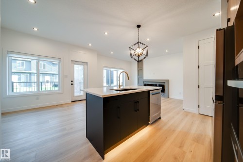 10 Blackbird Bend, Fort Saskatchewan, AB - Indoor Photo Showing Kitchen