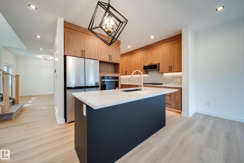 10 Blackbird Bend, Fort Saskatchewan, AB - Indoor Photo Showing Kitchen With Upgraded Kitchen