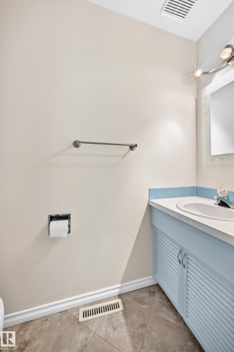 7215 144 Avenue Nw, Edmonton, AB - Indoor Photo Showing Bathroom