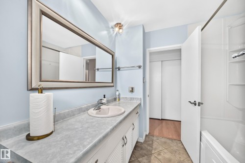 7215 144 Avenue Nw, Edmonton, AB - Indoor Photo Showing Bathroom