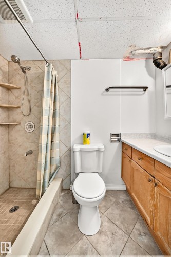 7215 144 Avenue Nw, Edmonton, AB - Indoor Photo Showing Bathroom