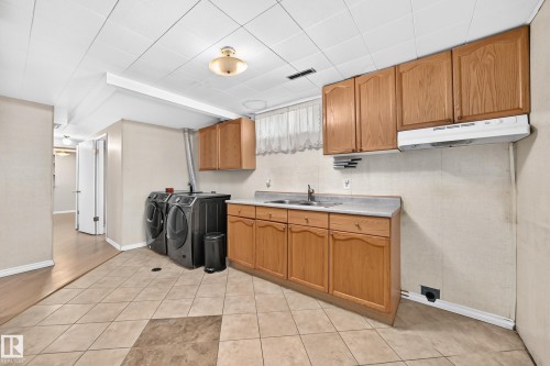 7215 144 Avenue Nw, Edmonton, AB - Indoor Photo Showing Kitchen