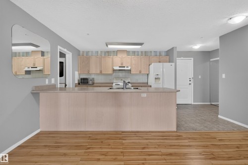 #236 592 Hooke Rd Nw, Edmonton, AB - Indoor Photo Showing Kitchen
