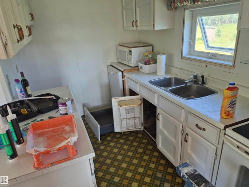 463051 Range Road 64, Rural Wetaskiwin County, AB - Indoor Photo Showing Kitchen With Double Sink