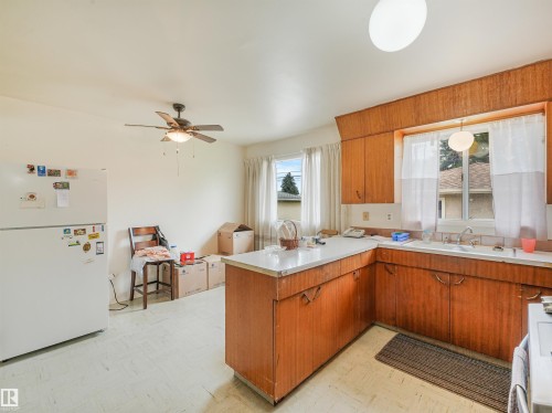 6206 132 Avenue Nw, Edmonton, AB - Indoor Photo Showing Kitchen