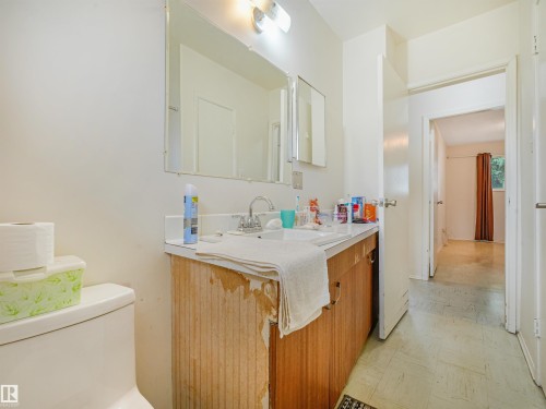 6206 132 Avenue Nw, Edmonton, AB - Indoor Photo Showing Bathroom