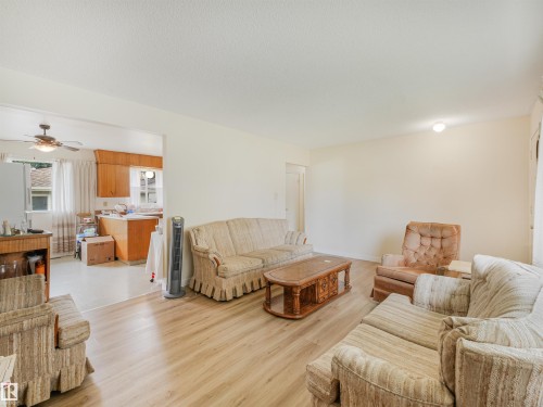 6206 132 Avenue Nw, Edmonton, AB - Indoor Photo Showing Living Room