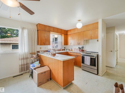 6206 132 Avenue Nw, Edmonton, AB - Indoor Photo Showing Kitchen