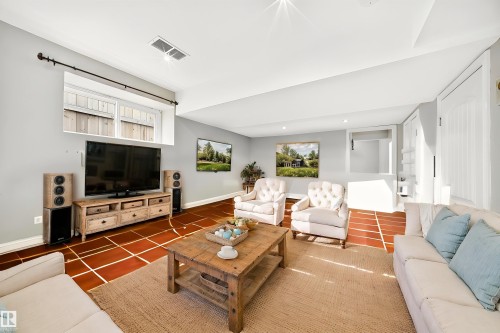 301 Sheridan Way, Leduc, AB - Indoor Photo Showing Living Room
