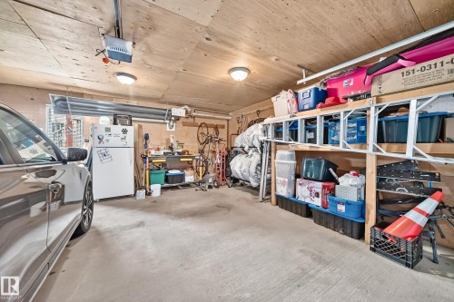 301 Sheridan Way, Leduc, AB - Indoor Photo Showing Garage