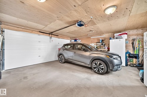 301 Sheridan Way, Leduc, AB - Indoor Photo Showing Garage