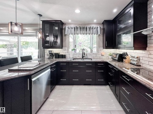 71 Lancaster Crescent, St. Albert, AB - Indoor Photo Showing Kitchen With Double Sink With Upgraded Kitchen