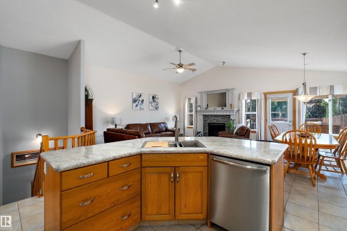 1 Linksview Cl, Spruce Grove, AB - Indoor Photo Showing Kitchen With Double Sink