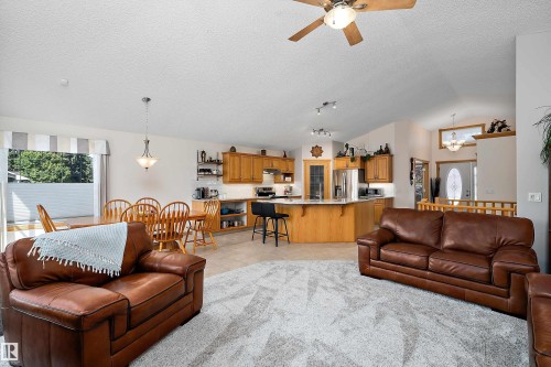 1 Linksview Cl, Spruce Grove, AB - Indoor Photo Showing Living Room