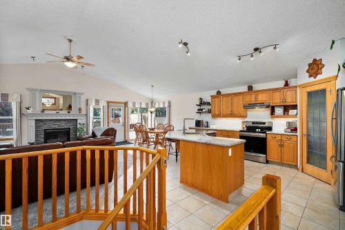 1 Linksview Cl, Spruce Grove, AB - Indoor Photo Showing Kitchen