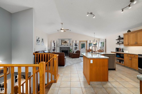 1 Linksview Cl, Spruce Grove, AB - Indoor Photo Showing Kitchen