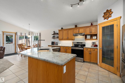1 Linksview Cl, Spruce Grove, AB - Indoor Photo Showing Kitchen With Double Sink