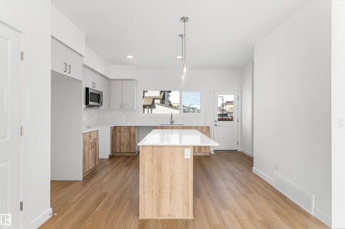 20808 40 Avenue Nw, Edmonton, AB - Indoor Photo Showing Kitchen With Upgraded Kitchen