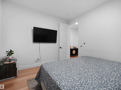 2928 1 Avenue Sw, Edmonton, AB - Indoor Photo Showing Bedroom