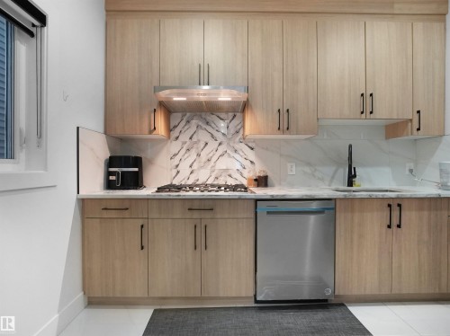 2928 1 Avenue Sw, Edmonton, AB - Indoor Photo Showing Kitchen
