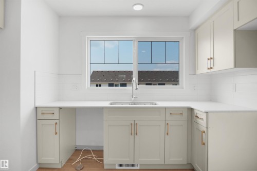 #11 531 Merlin Landing Ld Nw, Edmonton, AB - Indoor Photo Showing Kitchen