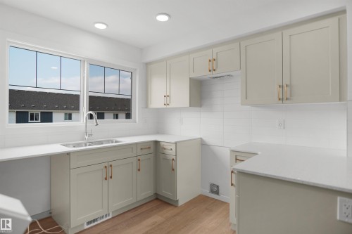 #11 531 Merlin Landing Ld Nw, Edmonton, AB - Indoor Photo Showing Kitchen With Double Sink