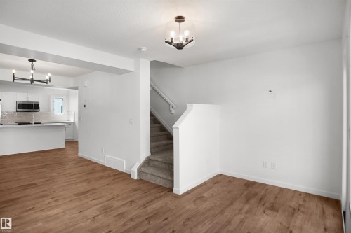 7060 Rosenthal Drive Nw, Edmonton, AB - Indoor Photo Showing Kitchen