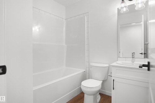 7060 Rosenthal Drive Nw, Edmonton, AB - Indoor Photo Showing Bathroom