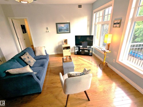 #302 9811 96A St Nw, Edmonton, AB - Indoor Photo Showing Living Room