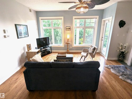 #302 9811 96A St Nw, Edmonton, AB - Indoor Photo Showing Living Room