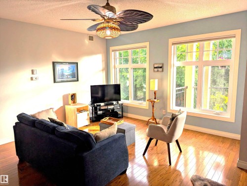#302 9811 96A St Nw, Edmonton, AB - Indoor Photo Showing Living Room
