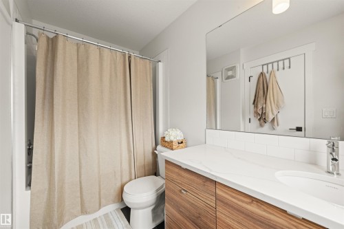 3837 Robins Crescent Nw, Edmonton, AB - Indoor Photo Showing Bathroom