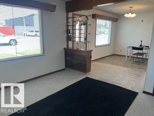 Open-concept living area with a decorative room divider - 5213 50 Avenue, Vegreville, AB - Indoor Photo Showing Other Room