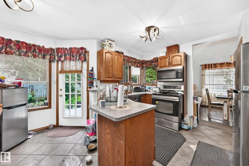 6 Atkinson Place, St. Albert, AB - Indoor Photo Showing Kitchen