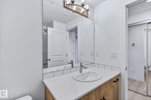 #301 864 Secord Bv Nw, Edmonton, AB - Indoor Photo Showing Bathroom
