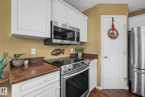 1754 Turvey Bend Bend Nw, Edmonton, AB - Indoor Photo Showing Kitchen