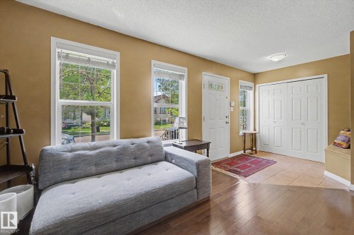 1754 Turvey Bend Bend Nw, Edmonton, AB - Indoor Photo Showing Living Room