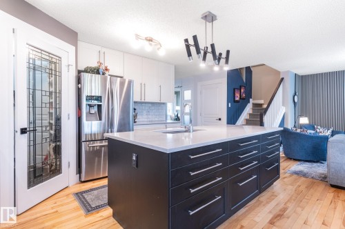 47 Landon Crescent, Spruce Grove, AB - Indoor Photo Showing Kitchen With Upgraded Kitchen