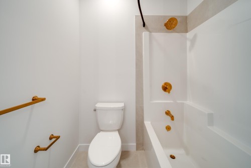 6003 111 Avenue Nw, Edmonton, AB - Indoor Photo Showing Bathroom
