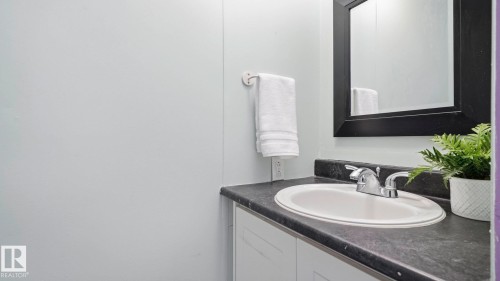 17 Park Ridge Crescent Northwest, Edmonton, AB - Indoor Photo Showing Bathroom
