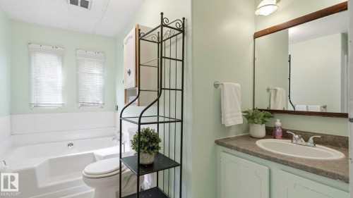 17 Park Ridge Crescent Northwest, Edmonton, AB - Indoor Photo Showing Bathroom