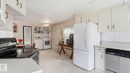 17 Park Ridge Crescent Northwest, Edmonton, AB - Indoor Photo Showing Kitchen