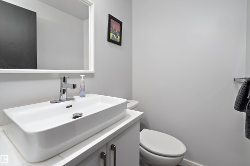 11439 39 Avenue Nw, Edmonton, AB - Indoor Photo Showing Bathroom
